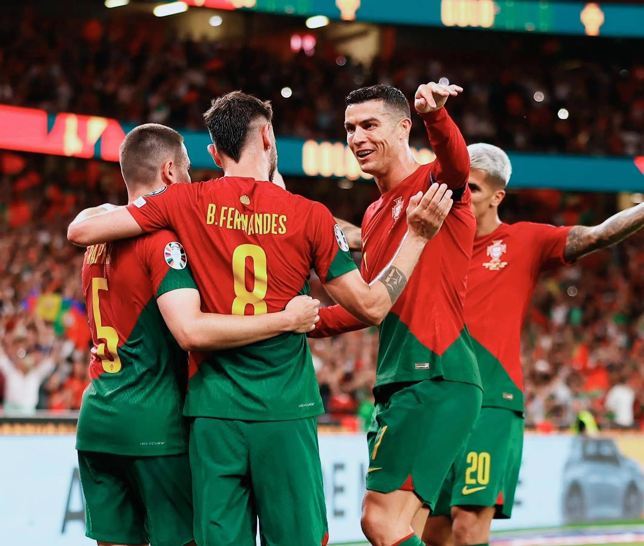 包含欧洲足球大战再度上演，谁能笑到最后？的词条