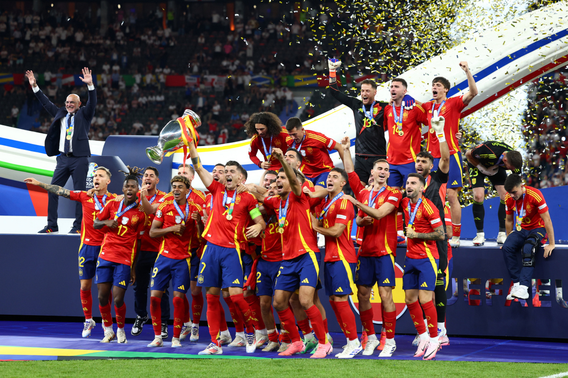 包含欧洲足球大战再度上演，谁能笑到最后？的词条