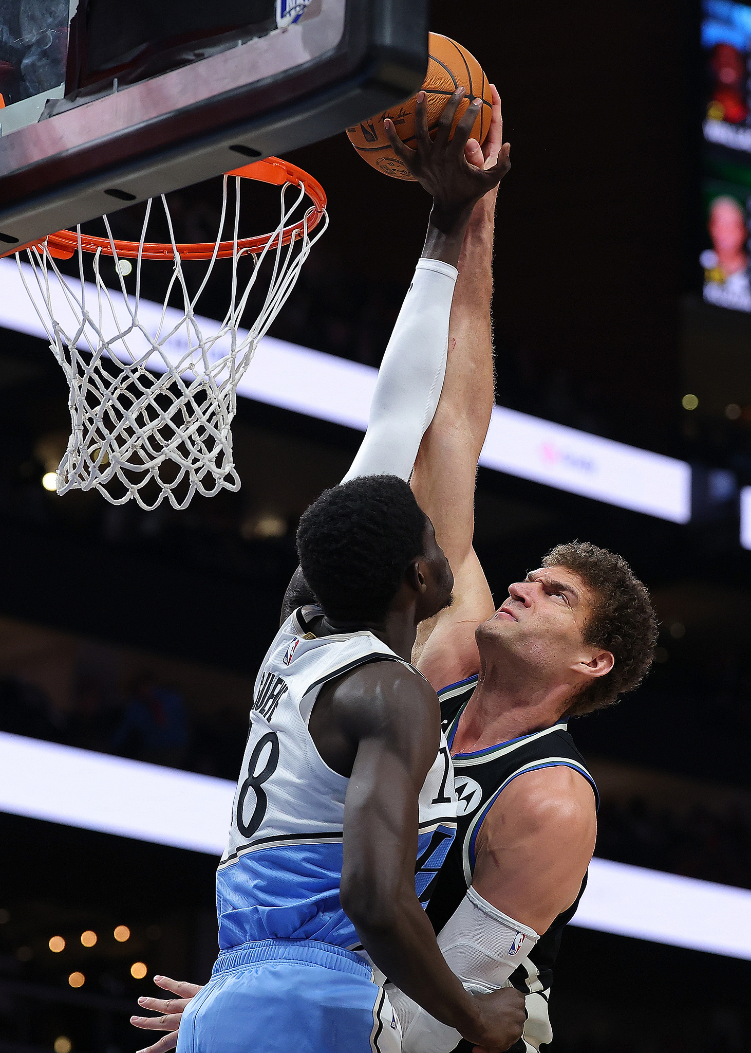 关于雄鹿主场迎战老鹰，主帅调整首发阵容的信息