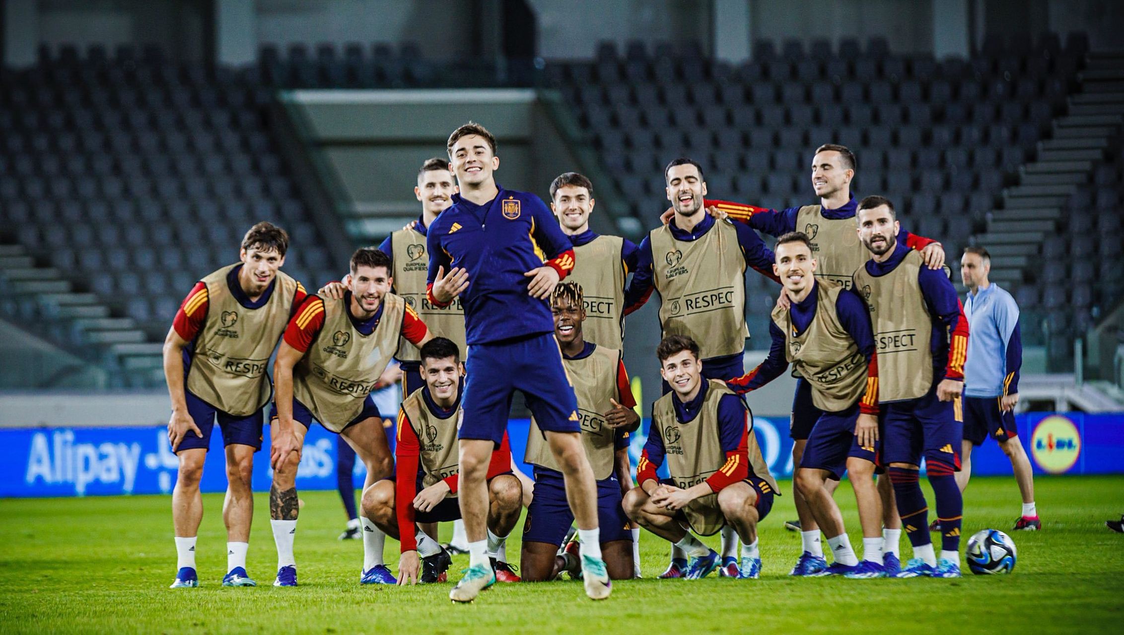 西班牙国家队备战备受球迷关注 西班牙国家队备战备受球迷关注