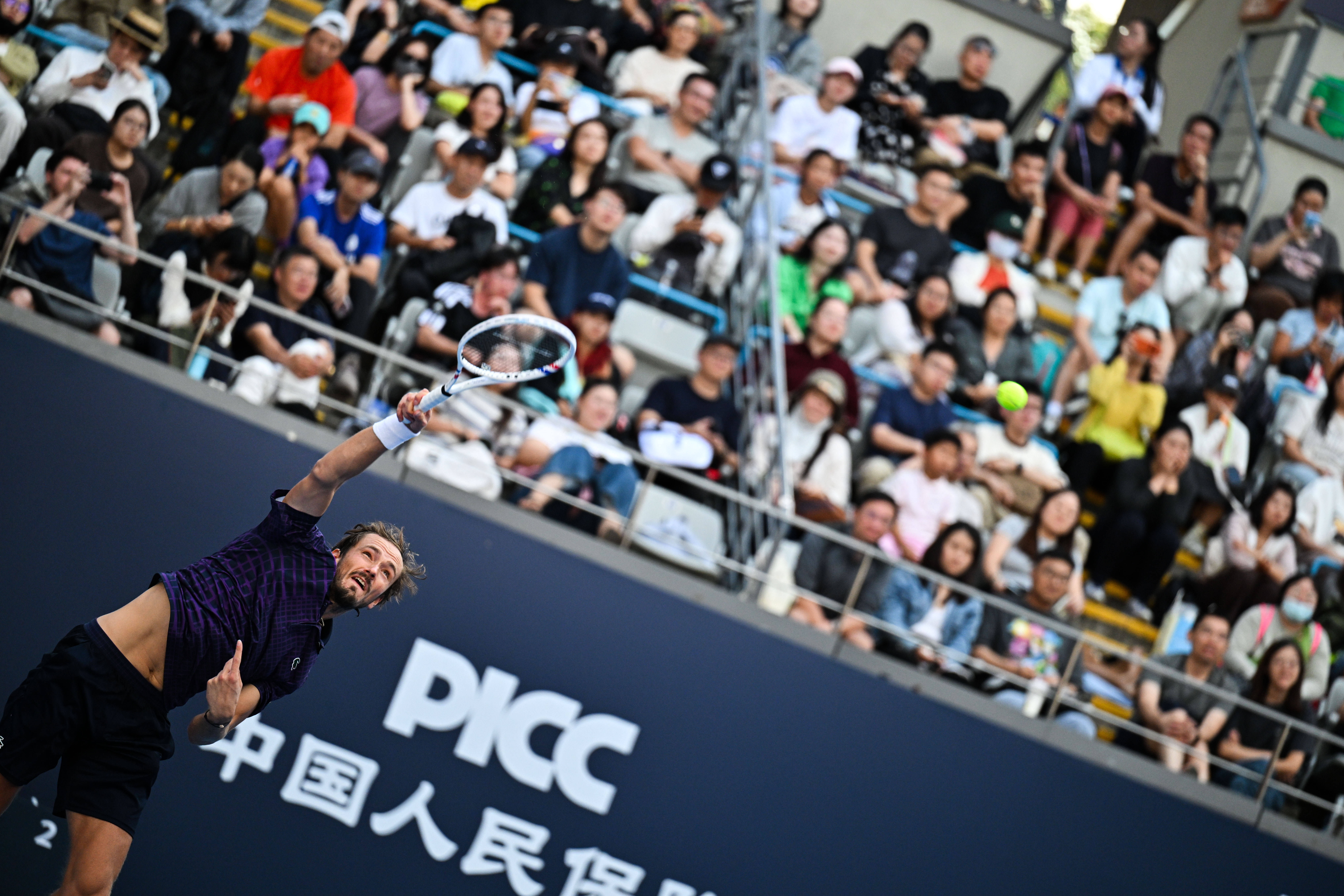 包含欧洲网球队鏖战世界网球队，梅德韦杰夫打破历史纪录的词条