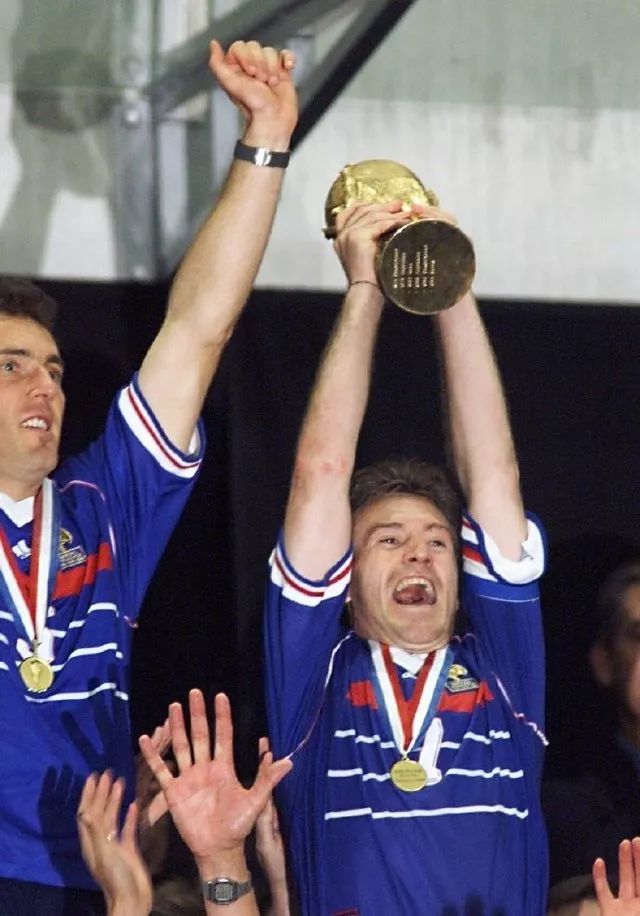 法国队力克中国队，黄鸭组合点燃赛场